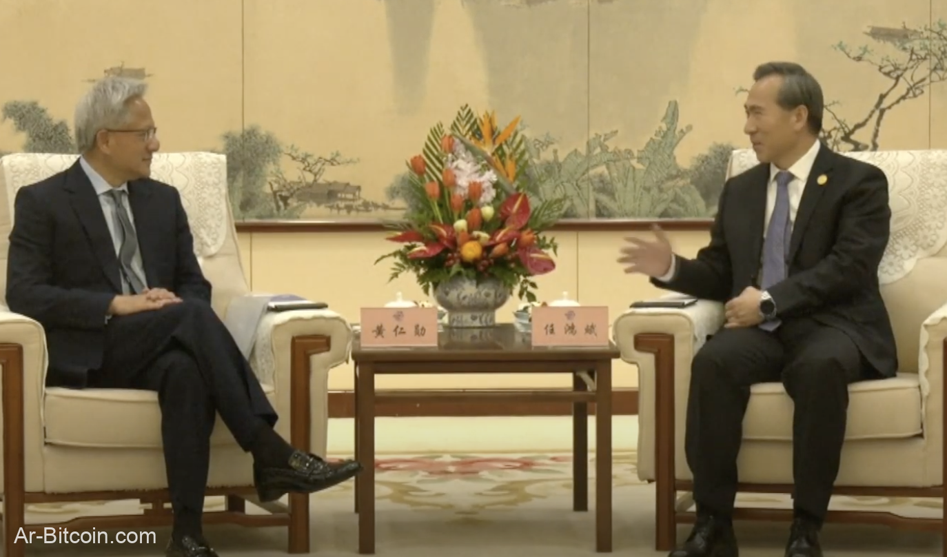 黃仁勳「穿西裝」速訪中國盼合作！川普回應：他愛國又是我朋友，不擔心這件事